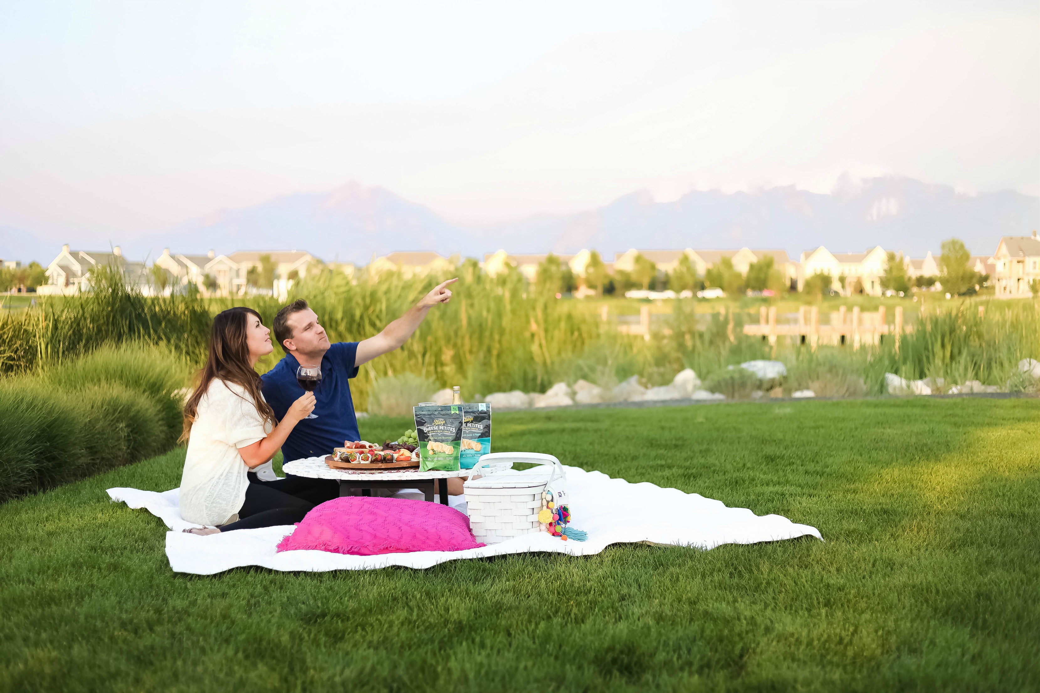 A date night picnic is fun to plan and enjoy. Create the perfect picnic with these tips and surprise your date with a sweet printable note invitation. 