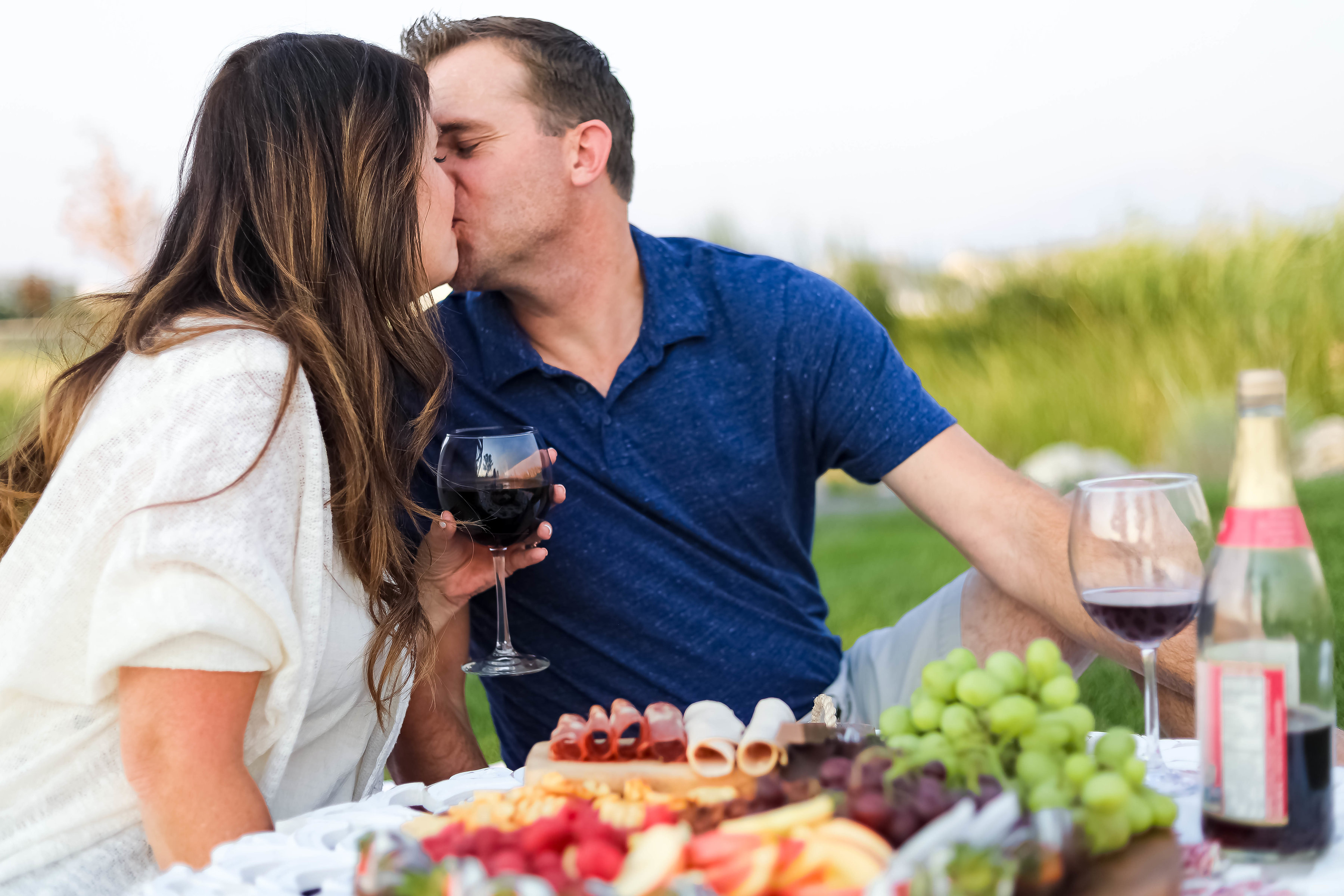 tips to create the perfect romantic picnic