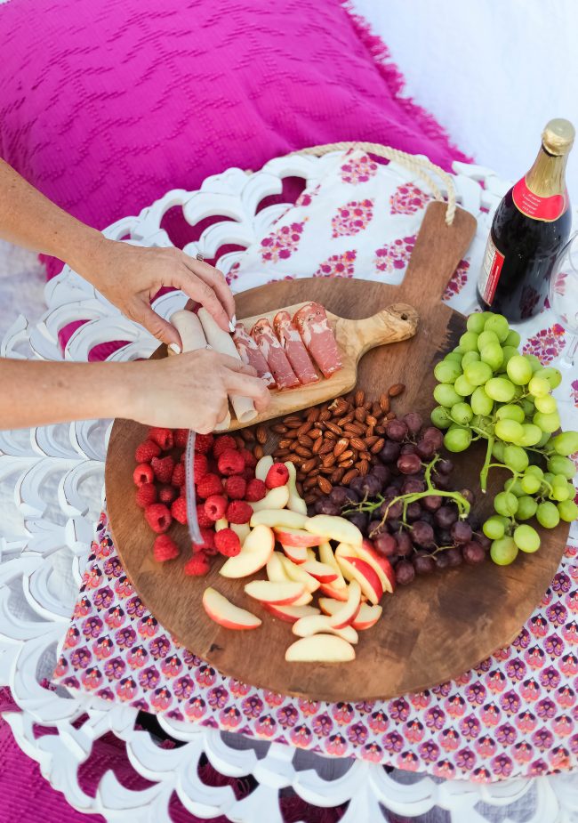 How to create the perfect date night picnic! A date night picnic is fun to plan and enjoy. Create the perfect picnic with these tips and surprise your date with a sweet printable note invitation. 