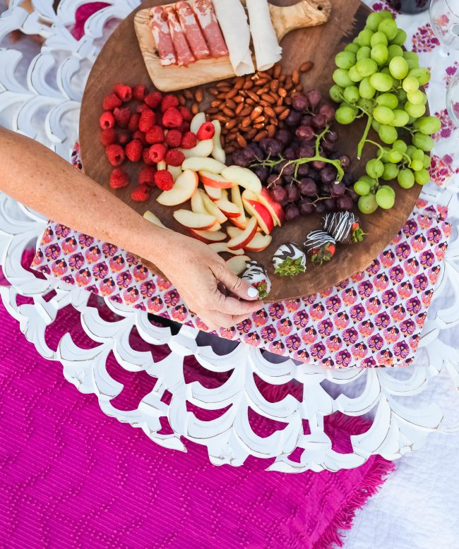 A date night picnic is fun to plan and enjoy. Create the perfect picnic with these tips and surprise your date with a sweet printable note invitation. 