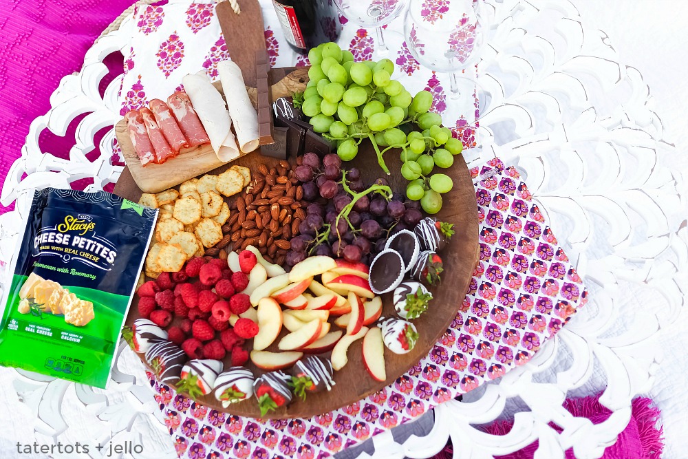 A date night picnic is fun to plan and enjoy. Create the perfect picnic with these tips and surprise your date with a sweet printable note invitation. 