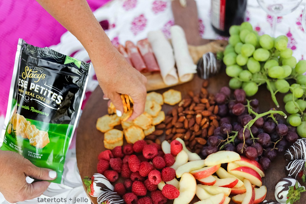 A date night picnic is fun to plan and enjoy. Create the perfect picnic with these tips and surprise your date with a sweet printable note invitation. 