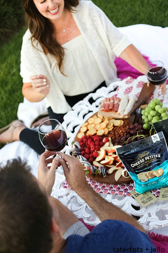 A date night picnic is fun to plan and enjoy. Create the perfect picnic with these tips and surprise your date with a sweet printable note invitation. 