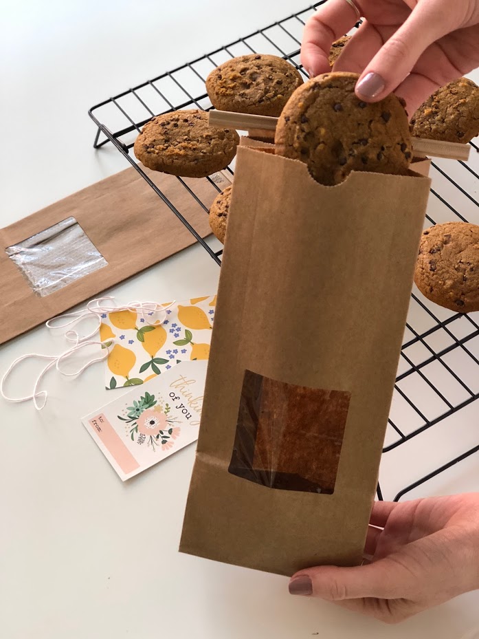 Cookie Gift Idea - great neighbor gift idea. Package up homemade cookies in a sweet paper bag and make a personalized gift tag. It's easy and a great gift idea for a neighbor, friend or a birthday gift! 