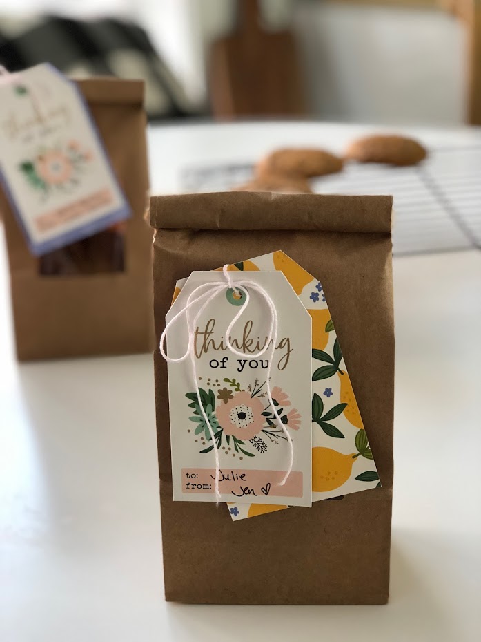 Cookie Gift Idea - great neighbor gift idea. Package up homemade cookies in a sweet paper bag and make a personalized gift tag. It's easy and a great gift idea for a neighbor, friend or a birthday gift! 