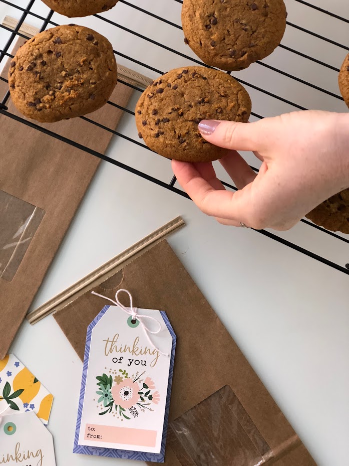 Cookie Gift Idea - great neighbor gift idea. Package up homemade cookies in a sweet paper bag and make a personalized gift tag. It's easy and a great gift idea for a neighbor, friend or a birthday gift! 