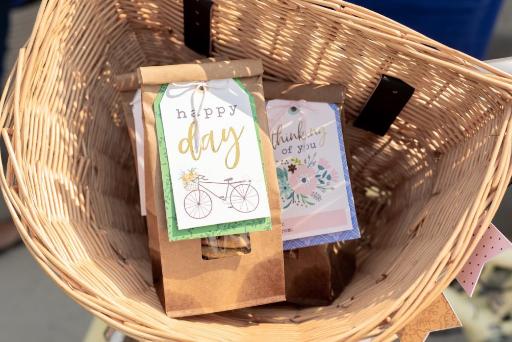 Cookie Gift Idea - great neighbor gift idea. Package up homemade cookies in a sweet paper bag and make a personalized gift tag. It's easy and a great gift idea for a neighbor, friend or a birthday gift! 