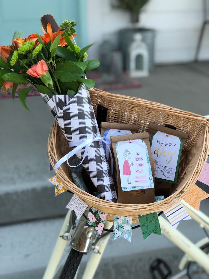 Cookie Gift Idea - great neighbor gift idea. Package up homemade cookies in a sweet paper bag and make a personalized gift tag. It's easy and a great gift idea for a neighbor, friend or a birthday gift! 