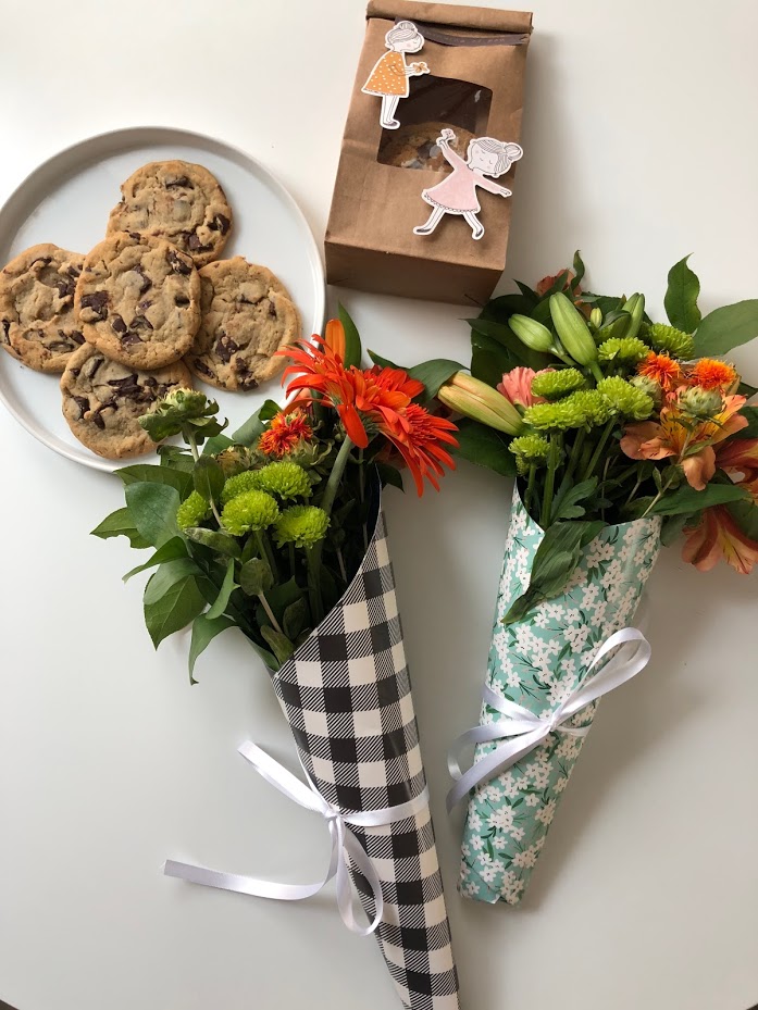 Cookie Gift Idea - great neighbor gift idea. Package up homemade cookies in a sweet paper bag and make a personalized gift tag. It's easy and a great gift idea for a neighbor, friend or a birthday gift! 