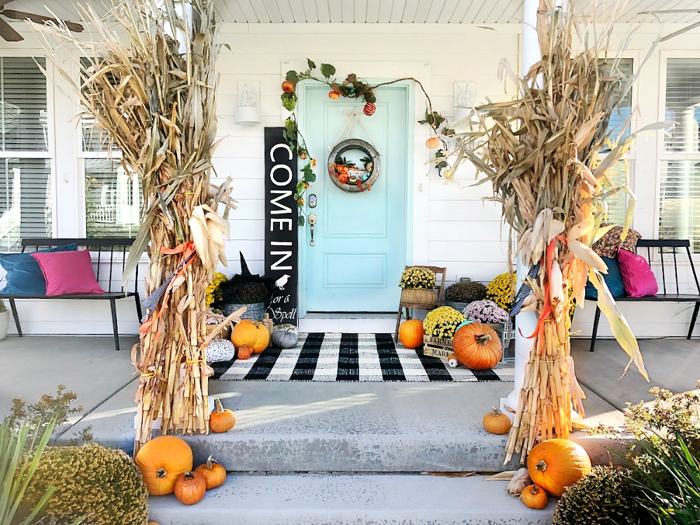 Make a GIANT Witch Halloween Sign! Pick up an inexpensive pine shelf from the hardware store and create a GIANT sign for just a few dollars. Find out how!