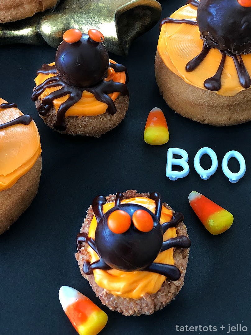 How to make spider donut Halloween party treats! Take donuts and donut holes, frost them and add eyes to make adorable spider treats that are SO good! 