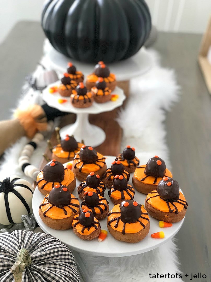 How to make spider donut Halloween party treats! Take donuts and donut holes, frost them and add eyes to make adorable spider treats that are SO good! 