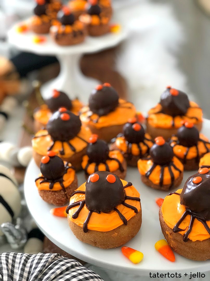 How to make spider donut Halloween party treats! Take donuts and donut holes, frost them and add eyes to make adorable spider treats that are SO good! 