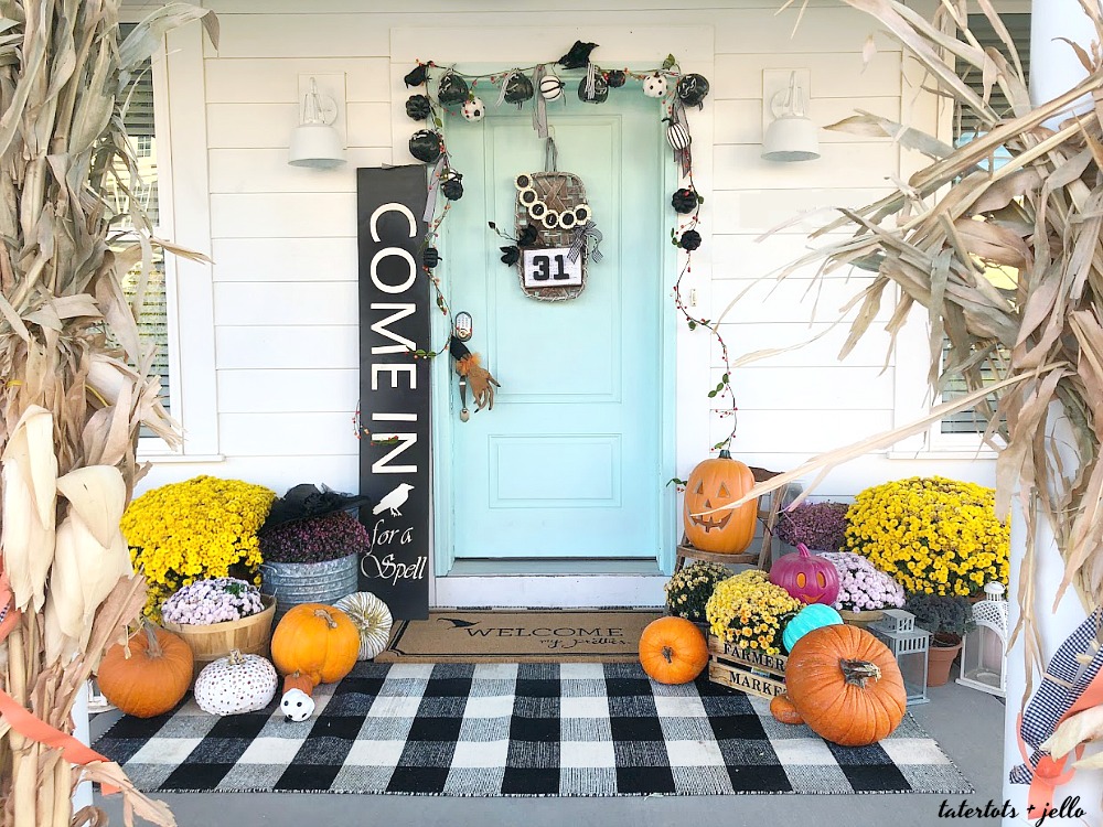 Welcome My Pretties Witch Halloween Porch. How to create a themed Halloween porch for your home with DIY projects! 
