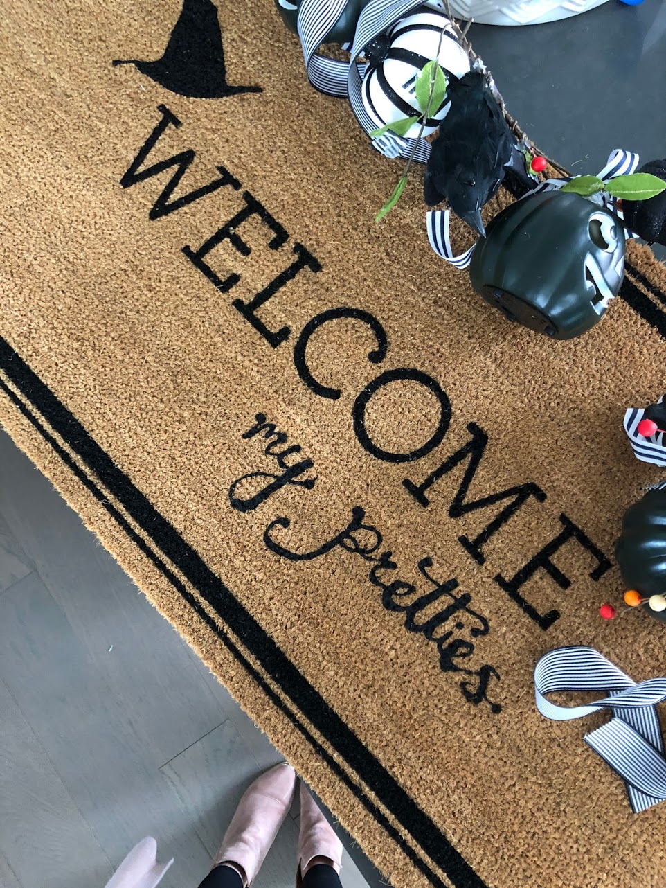 How to make a Welcome My Pretties Halloween Rug. Take a welcome rug and add custom words to create a special rug for a holiday or season! 