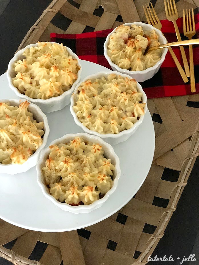 How to make mini shepherd's pie. Shepherd's Pie are the perfect fall and winter food. Layers of savory meat, veggies and sauce are topped with peaks of creamy mashed potatoes. Make them in individual bowls for a beautiful presentation. 