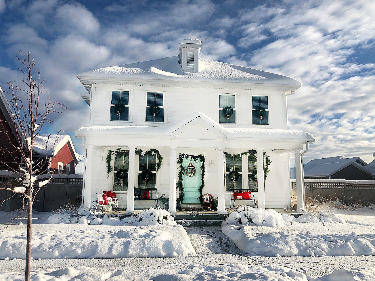 Bright and Colorful Holiday Home Tour. Easy ways to celebrate the holidays with color. Simple DIY ideas you can make to bring the spirit of Christmas into your home this holiday season!