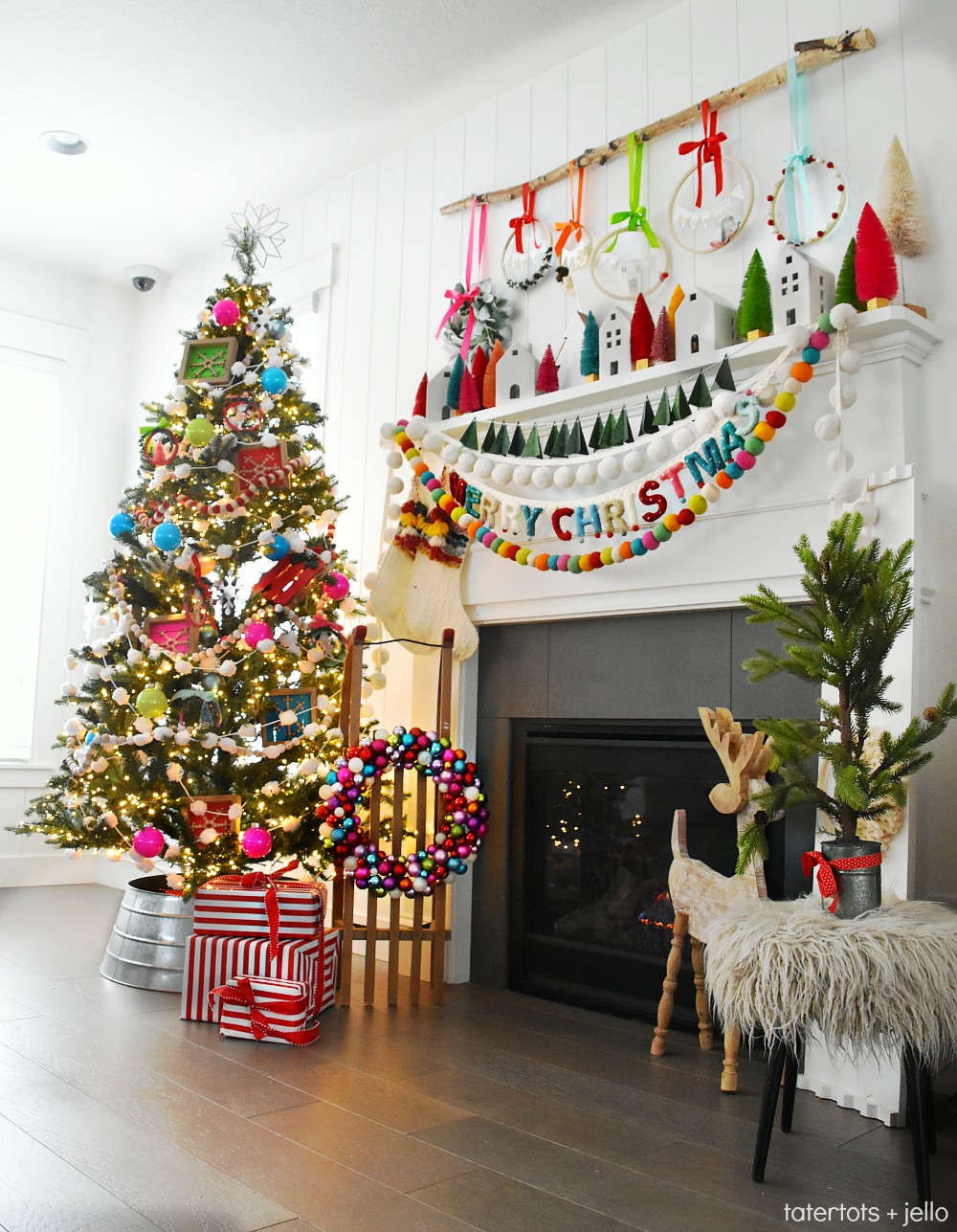 Bright and Colorful Holiday Home Tour. Easy ways to celebrate the holidays with color. Simple DIY ideas you can make to bring the spirit of Christmas into your home this holiday season!