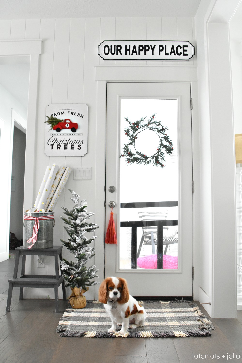 Bright and Colorful Holiday Home Tour. Easy ways to celebrate the holidays with color. Simple DIY ideas you can make to bring the spirit of Christmas into your home this holiday season!