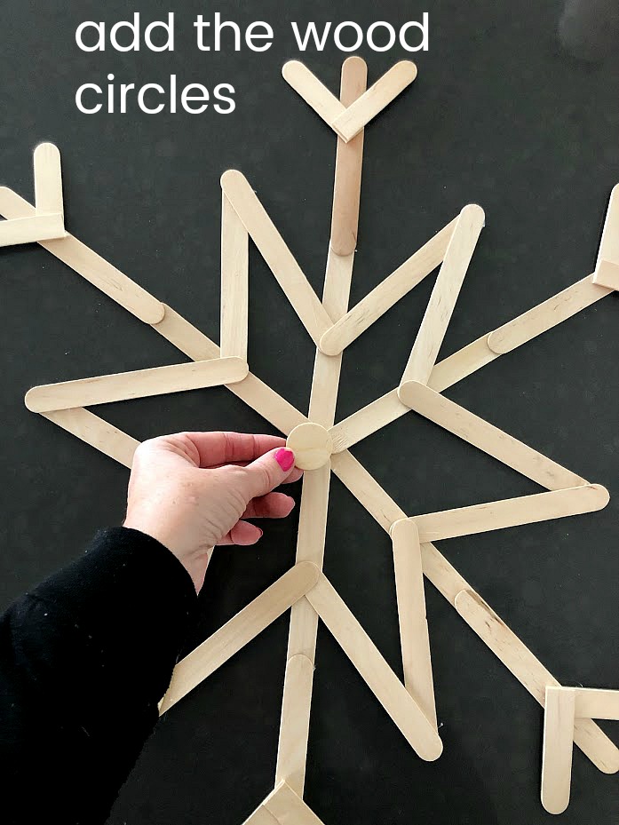 How to Make an Easy Popsicle Snowflake Wreath. Grab your kids and make giant snowflakes. It's so easy and the perfect way to decorate for Winter!