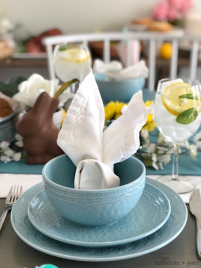 How to host the perfect Easter dinner without the stress. @SamsClub has a Heat and Serve Spring Dinner meal that feeds 10 people for under $47. Throw a gorgeous and delicious dinner and save time in the kitchen so you can spend it with your loved ones! #ad #samsclub #spring #springentertaining #recipes #springrecipes #jalapenopoppers 