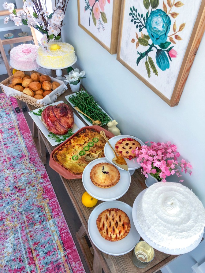 How to host the perfect Easter dinner without the stress. @SamsClub has a Heat and Serve Spring Dinner meal that feeds 10 people for under $47. Throw a gorgeous and delicious dinner and save time in the kitchen so you can spend it with your loved ones! #ad #samsclub #spring #springentertaining #recipes #springrecipes #jalapenopoppers 