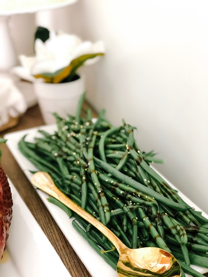 How to host the perfect Easter dinner without the stress. @SamsClub has a Heat and Serve Spring Dinner meal that feeds 10 people for under $47. Throw a gorgeous and delicious dinner and save time in the kitchen so you can spend it with your loved ones! #ad #samsclub #spring #springentertaining #recipes #springrecipes #jalapenopoppers 