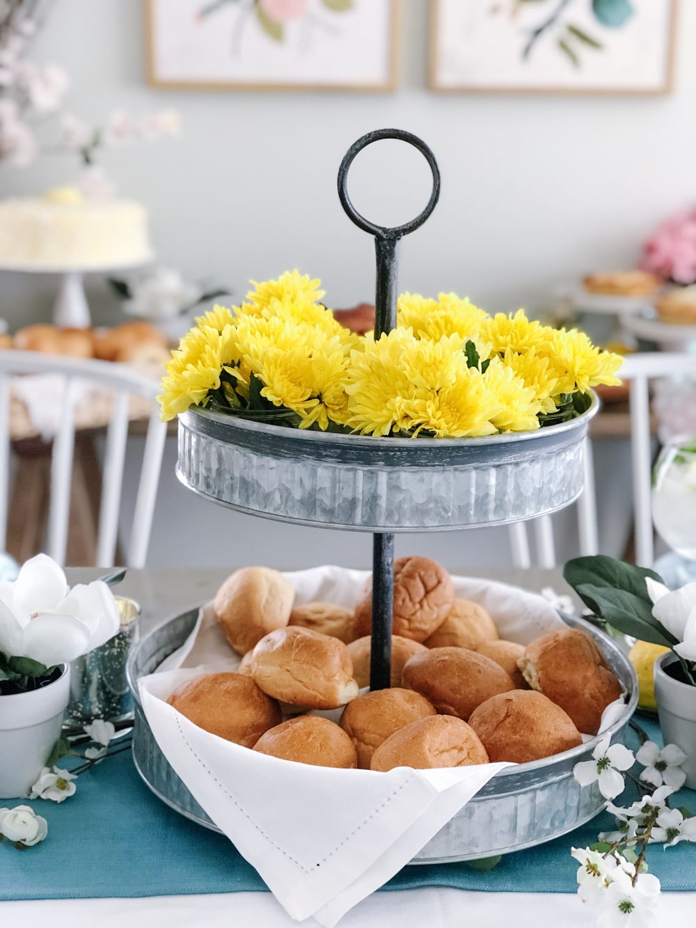 How to host the perfect Easter dinner without the stress. @SamsClub has a Heat and Serve Spring Dinner meal that feeds 10 people for under $47. Throw a gorgeous and delicious dinner and save time in the kitchen so you can spend it with your loved ones! #ad #samsclub #spring #springentertaining #recipes #springrecipes #jalapenopoppers 