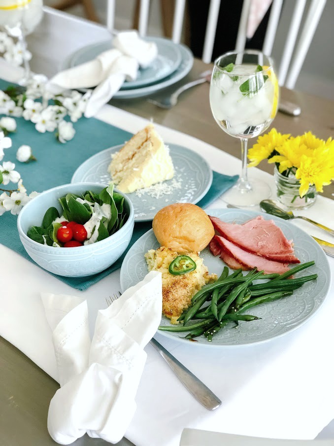 How to host the perfect Easter dinner without the stress. @SamsClub has a Heat and Serve Spring Dinner meal that feeds 10 people for under $47. Throw a gorgeous and delicious dinner and save time in the kitchen so you can spend it with your loved ones! #ad #samsclub #spring #springentertaining #recipes #springrecipes #jalapenopoppers 