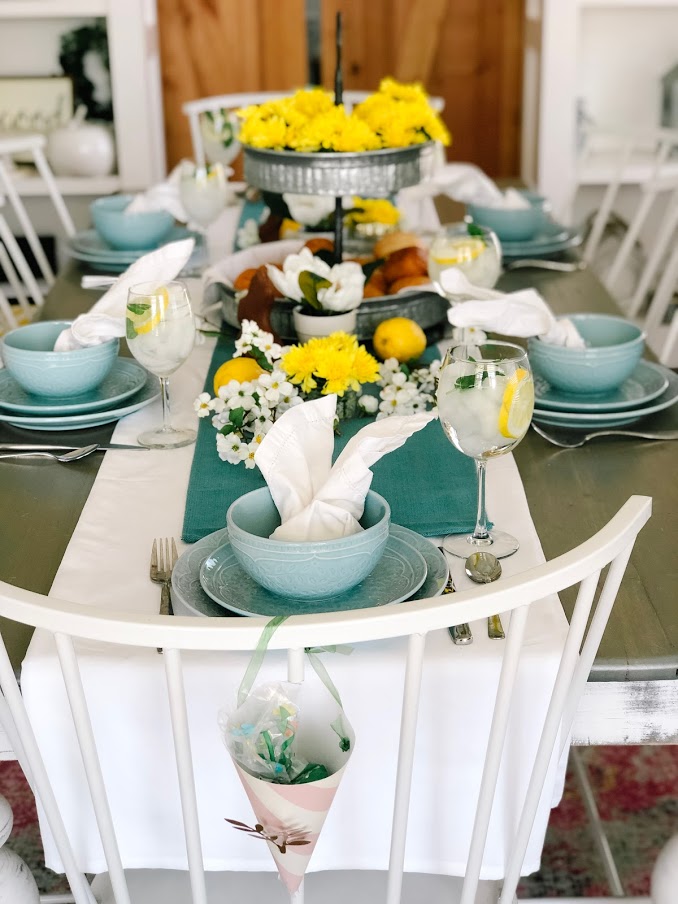 How to host the perfect Easter dinner without the stress. @SamsClub has a Heat and Serve Spring Dinner meal that feeds 10 people for under $47. Throw a gorgeous and delicious dinner and save time in the kitchen so you can spend it with your loved ones! #ad #samsclub #spring #springentertaining #recipes #springrecipes #jalapenopoppers 