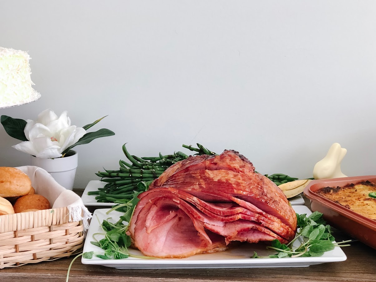 How to host the perfect Easter dinner without the stress. @SamsClub has a Heat and Serve Spring Dinner meal that feeds 10 people for under $47. Throw a gorgeous and delicious dinner and save time in the kitchen so you can spend it with your loved ones! #ad #samsclub #spring #springentertaining #recipes #springrecipes #jalapenopoppers 