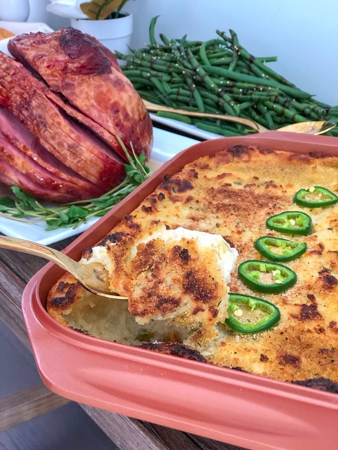 How to host the perfect Easter dinner without the stress. @SamsClub has a Heat and Serve Spring Dinner meal that feeds 10 people for under $47. Throw a gorgeous and delicious dinner and save time in the kitchen so you can spend it with your loved ones! #ad #samsclub #spring #springentertaining #recipes #springrecipes #jalapenopoppers 