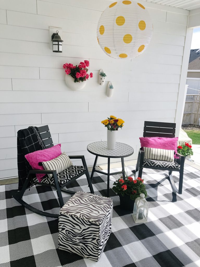 5 easy ways to get your backyard ready for Spring! Easy and inexpensive ways to make your backyard pop.