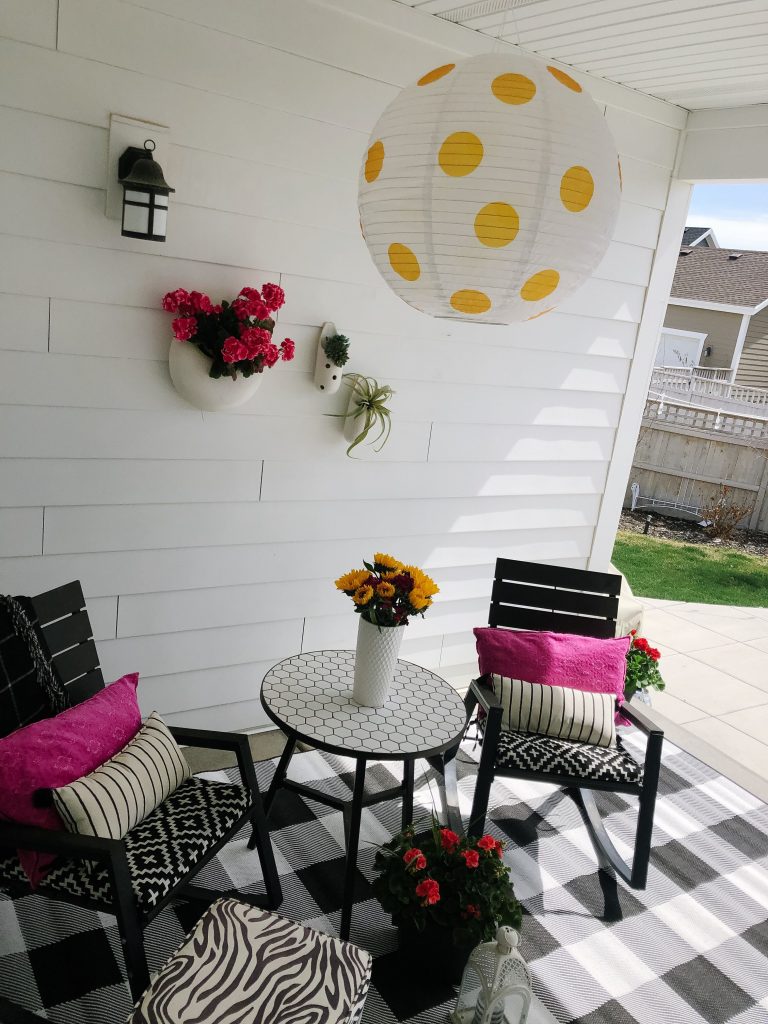 5 easy ways to get your backyard ready for Spring! Easy and inexpensive ways to make your backyard pop.
