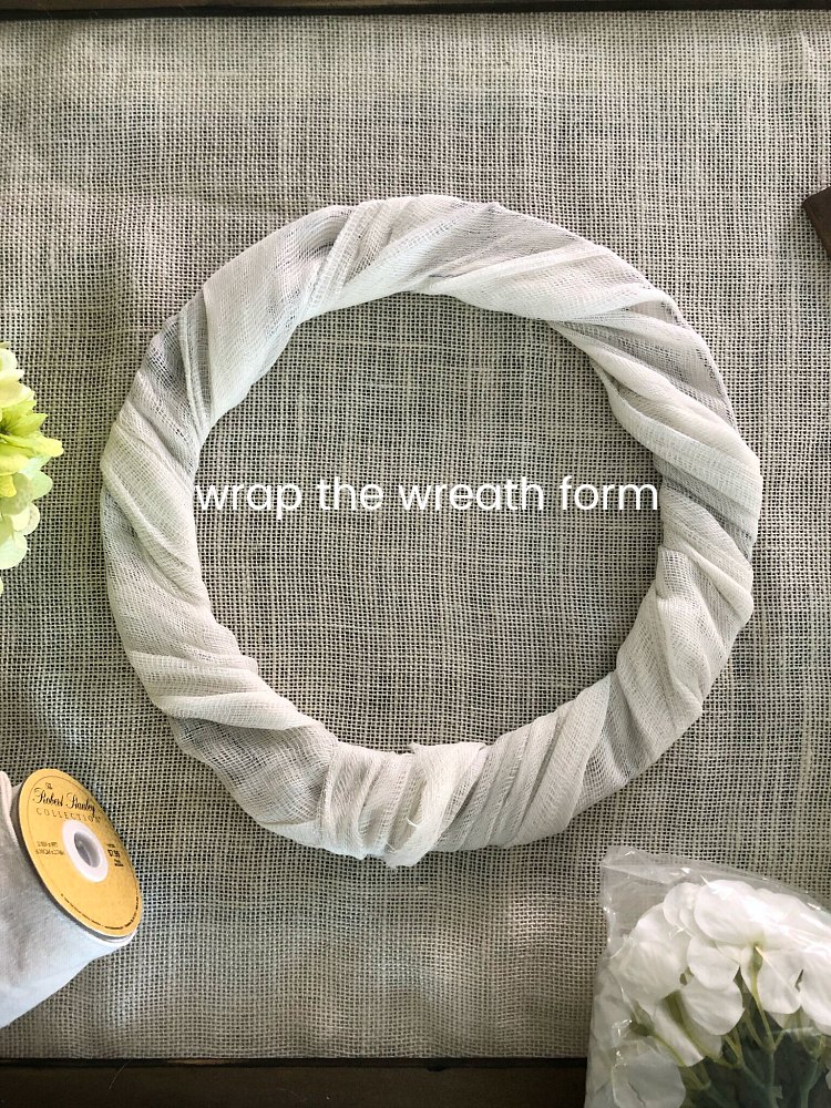 Neutral Wood Flag and Flower Fourth of July Wreath. Create a simple flower wreath with a wood flag in just minutes. Perfect for farmhouse or cottage decor! ﻿