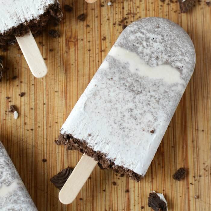 Easy Cookies and Cream Popsicles @ Eating On a Dime