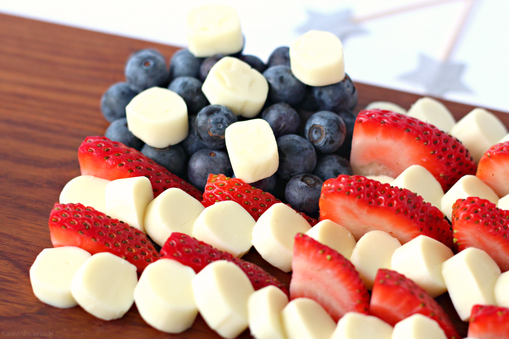 Easy Patriotic Fruit and Cheese Platter Flag Tray to make for the Fourth of July! #FourthofJuly #4thofJuly #patrioticparty #partyfood #partyrecipes #partytray