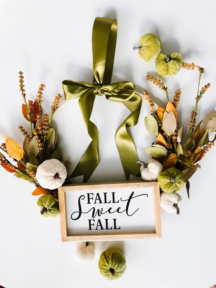 Make an Fall Embroidery Hoop Wreath! Only a few supplies are needed to create a beautiful wreath to display for Autumn and in less than 10 minutes you have a new fall wreath! 