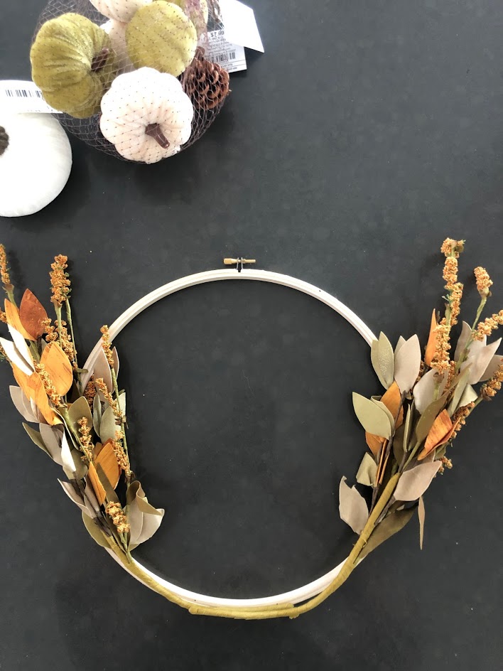 Make an Fall Embroidery Hoop Wreath! Only a few supplies are needed to create a beautiful wreath to display for Autumn and in less than 10 minutes you have a new fall wreath! 