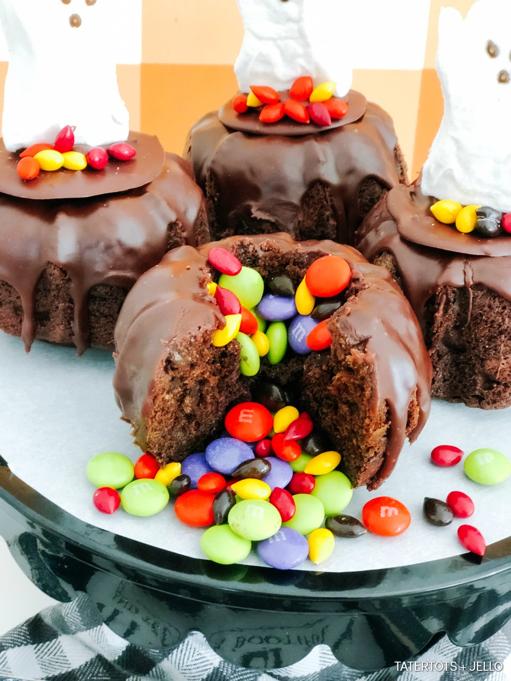 Halloween Cauldron Mini Cakes with Candy Inside! These tiny cakes are perfect for Halloween parties this year and kids will love biting inside to find a candy surprise.