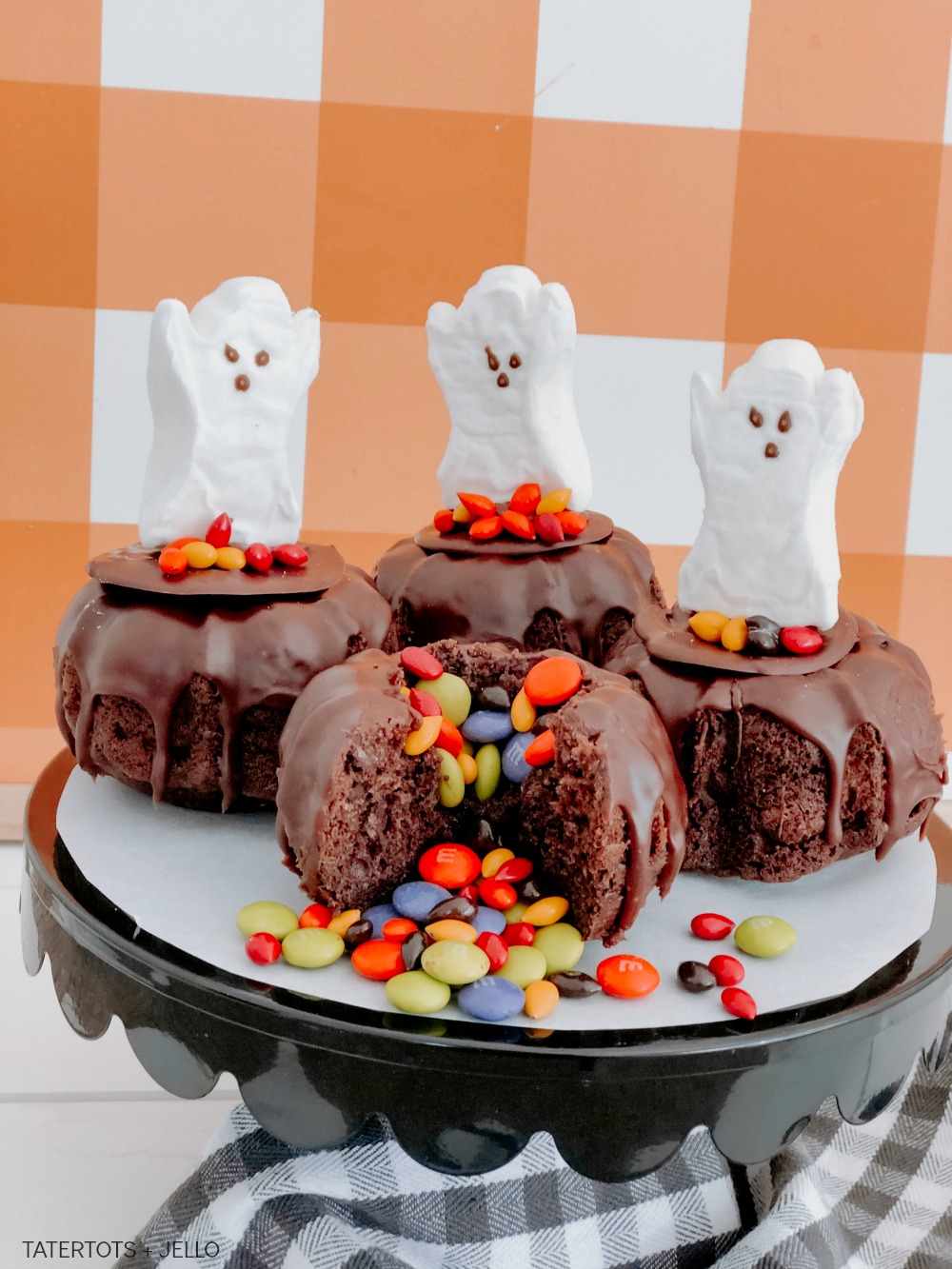 Halloween Cauldron Mini Cakes with Candy Inside! These tiny cakes are perfect for Halloween parties this year and kids will love biting inside to find a candy surprise.