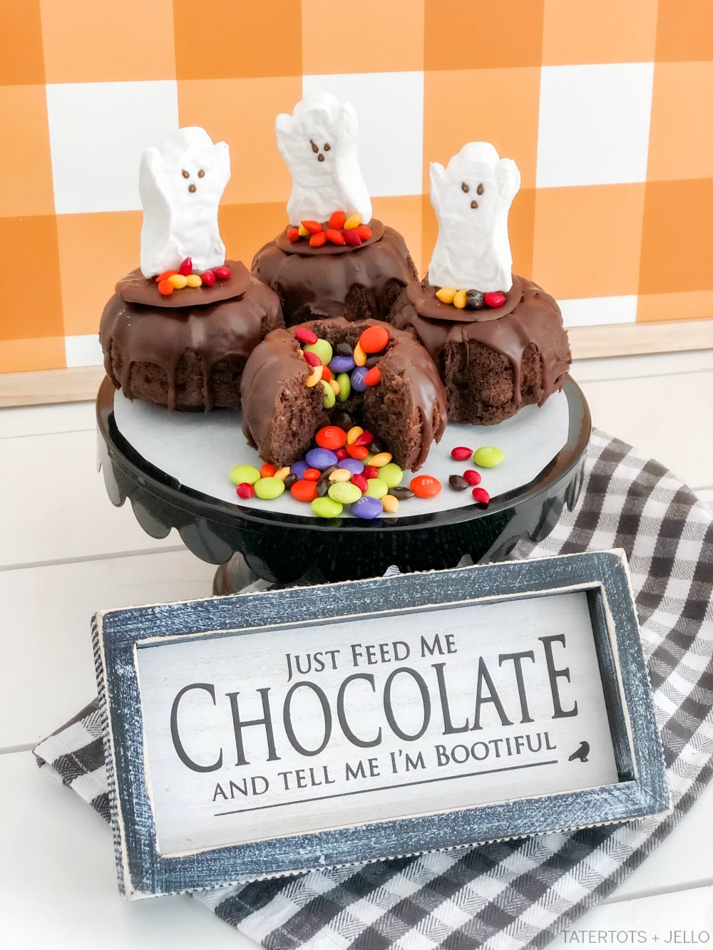 Halloween Cauldron Mini Cakes with Candy Inside! These tiny cakes are perfect for Halloween parties this year and kids will love biting inside to find a candy surprise.