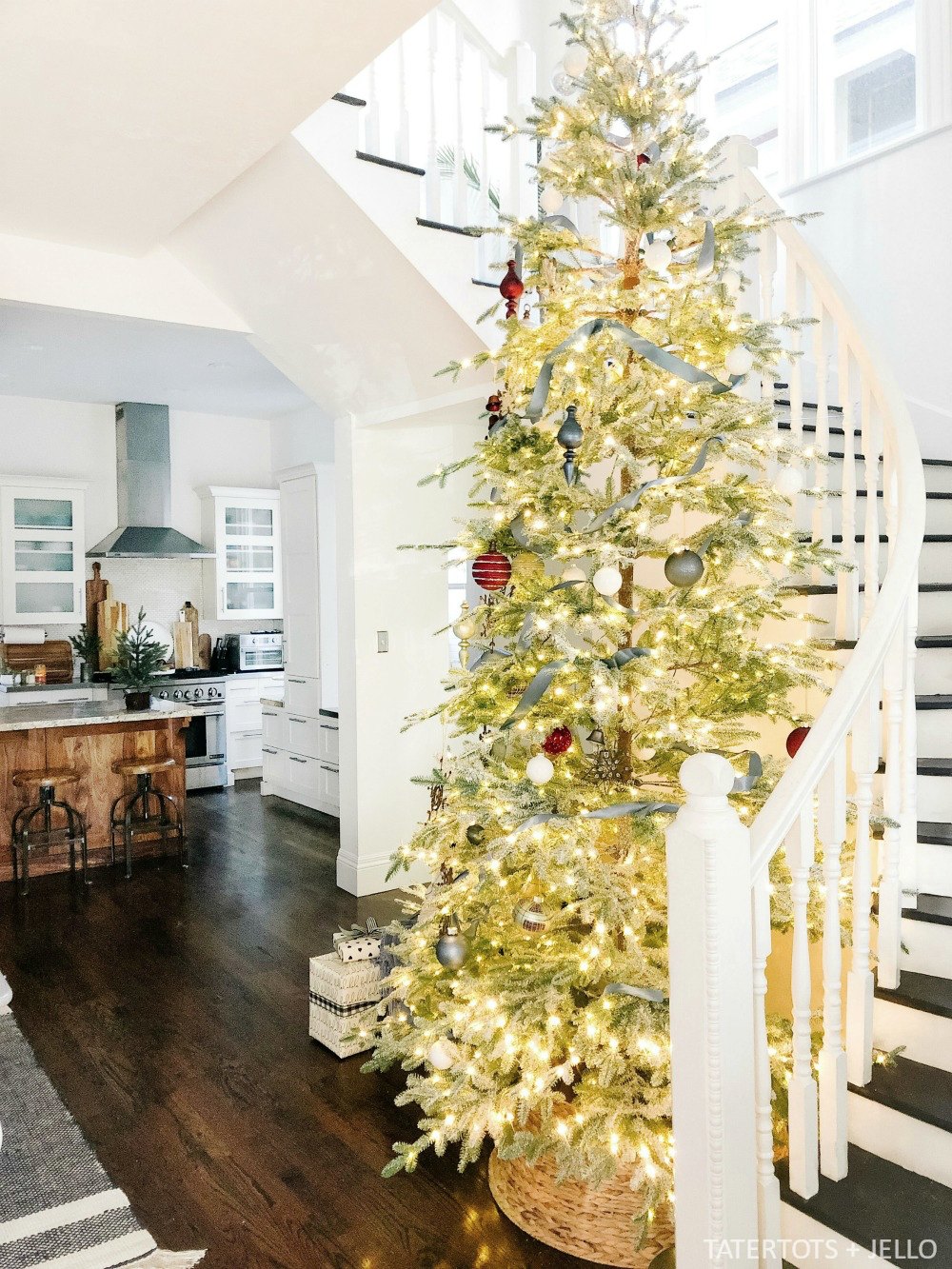 Cottage-Style Christmas Tree with Balsam Hill. 5 easy ways to create a cottage-style Christmas tree for your home! 