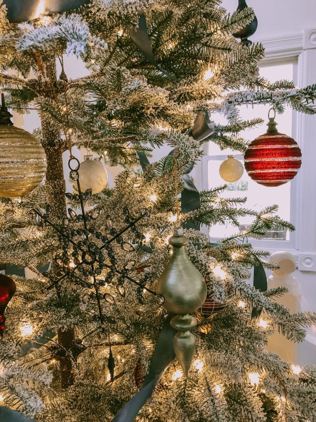 5 Easy Ways to Create a Cottage-Style Christmas Tree with Balsam Hill