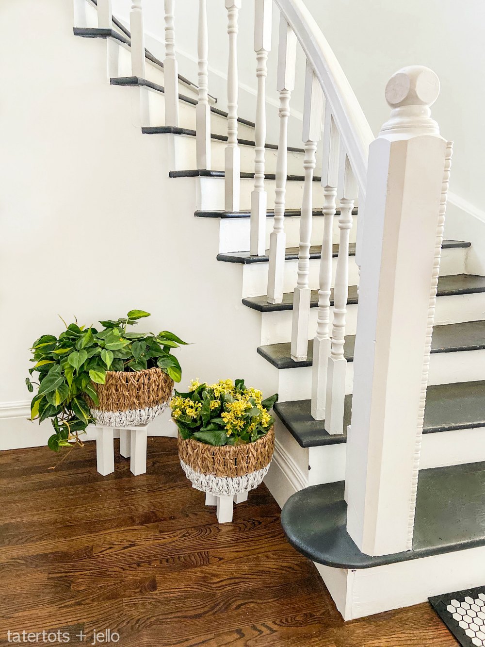 Anthropologie-inspired basket planters with legs. Raise your plants off the ground for better display with these DIY dip-dyed basket planters! 