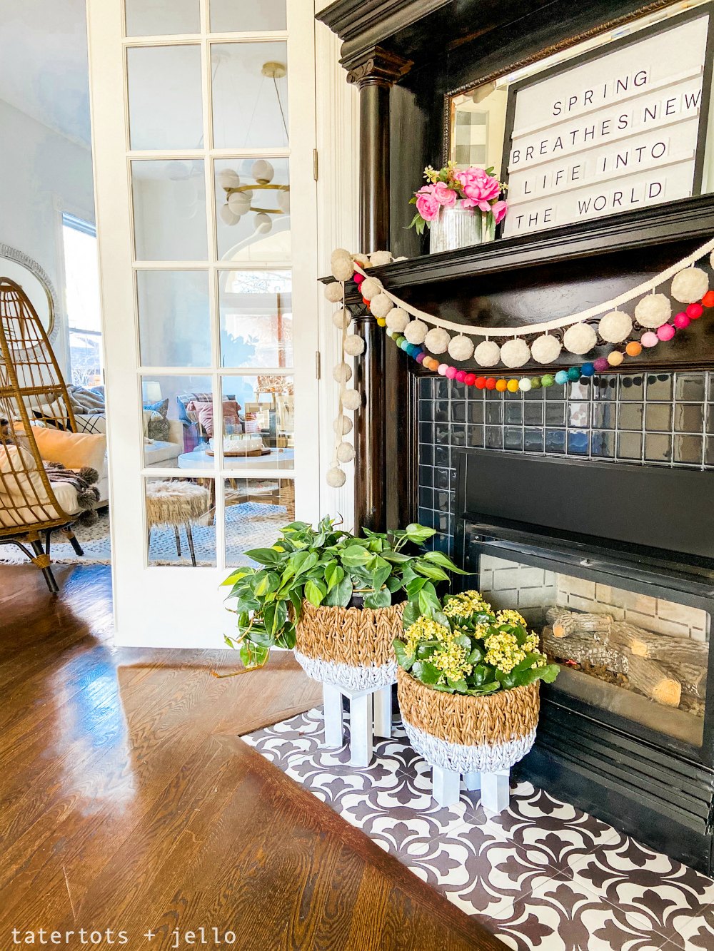 Anthropologie-inspired basket planters with legs. Raise your plants off the ground for better display with these DIY dip-dyed basket planters! 