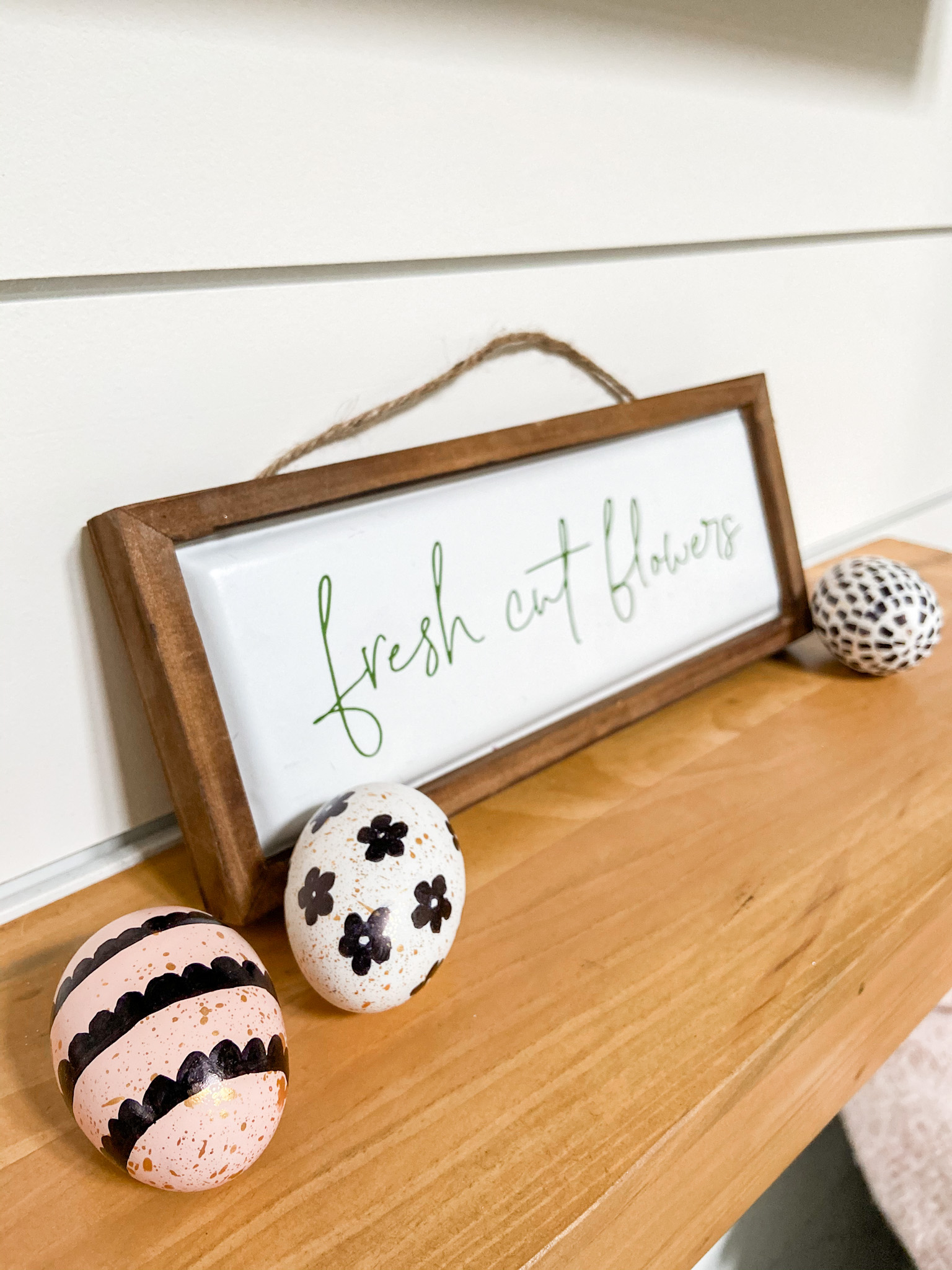 Farmhouse Spring Sharpie Egg Wreath. Create a vibrant Spring Wreath with sharpie eggs for a black and white farmhouse take on Spring!