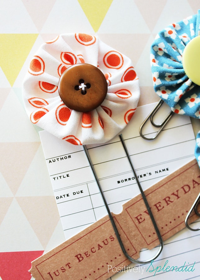 Easy peasy yo yo clips. Create adorable bookmarks by making fabric yo yo's and attaching them to paper clips. Kids will love this easy craft.