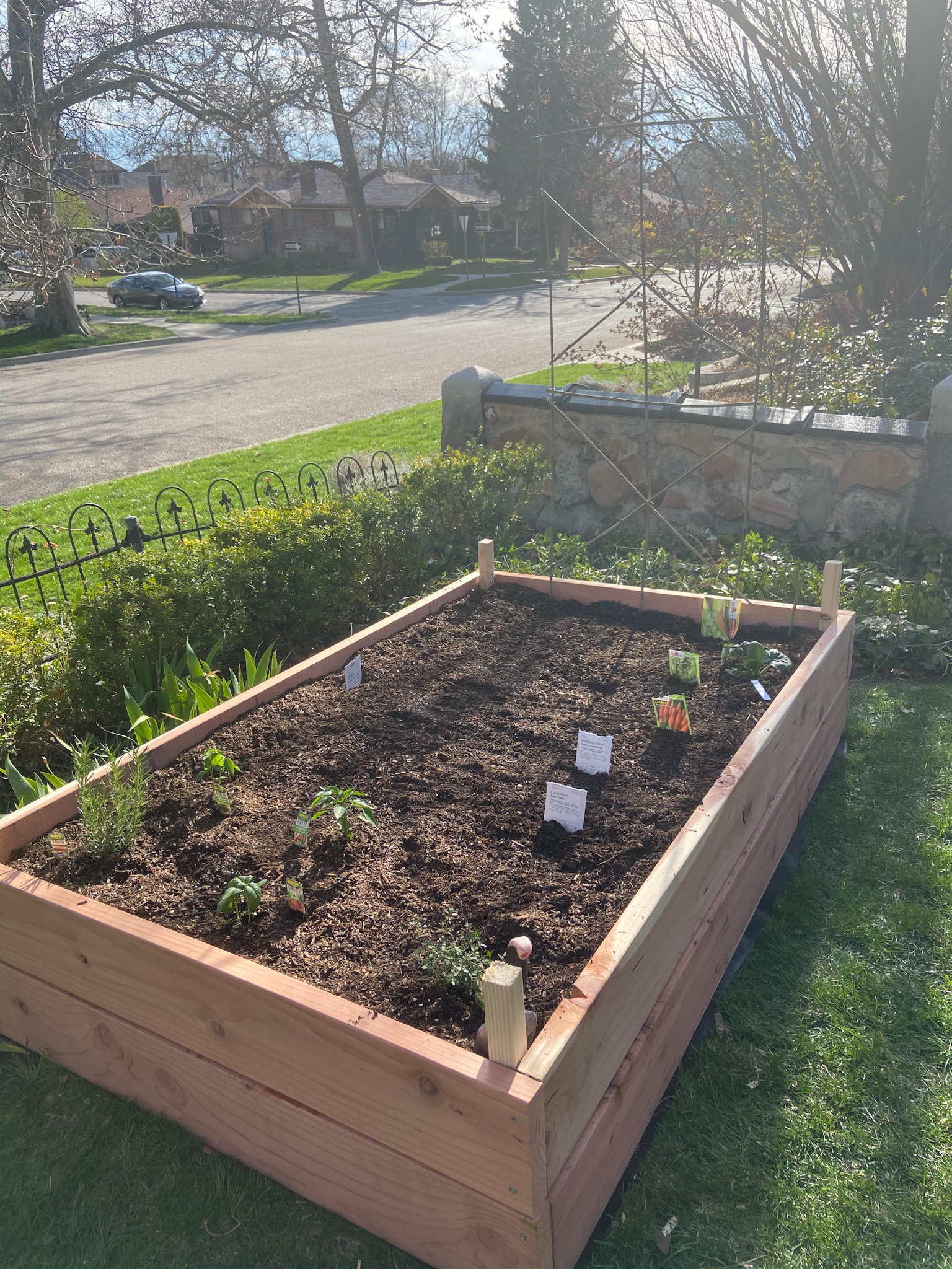 How to Make a Simple Garden Planter Box. Grow your own veggies this year with a simple garden box. You can use the box for years to come for healthy homegrown vegetables! 