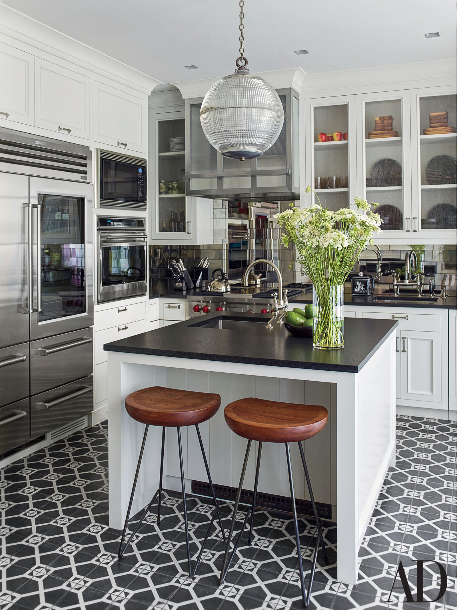 Crisp black and white kitchen tile at apartment therapy